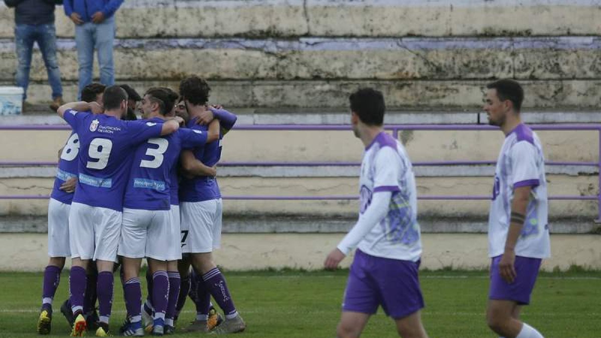 Los bañezanos celebran uno de sus goles ante el equipo palentino. FERNANDO OTERO