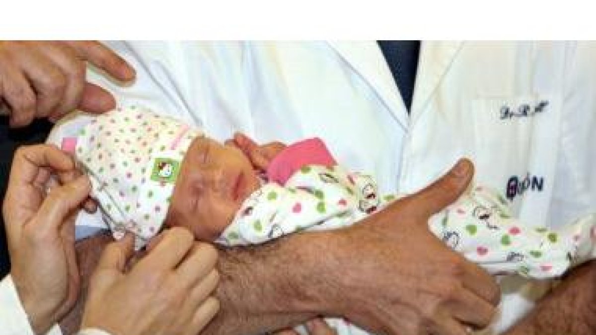 Carla, la niña que hubiera nacido con una degeneración genética de los músculos sin la intervención.