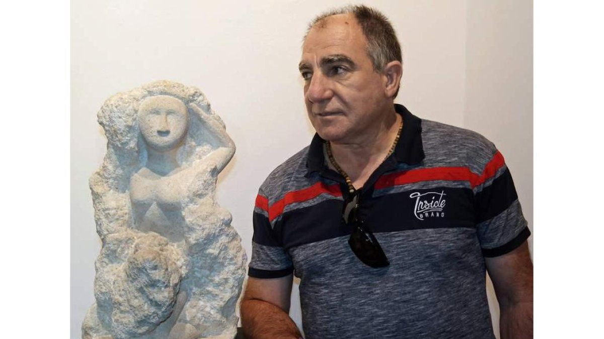 El escultor burgalés Julio Carazo, junto a una de sus obras en tributo a Vela Zanetti. CUEVAS