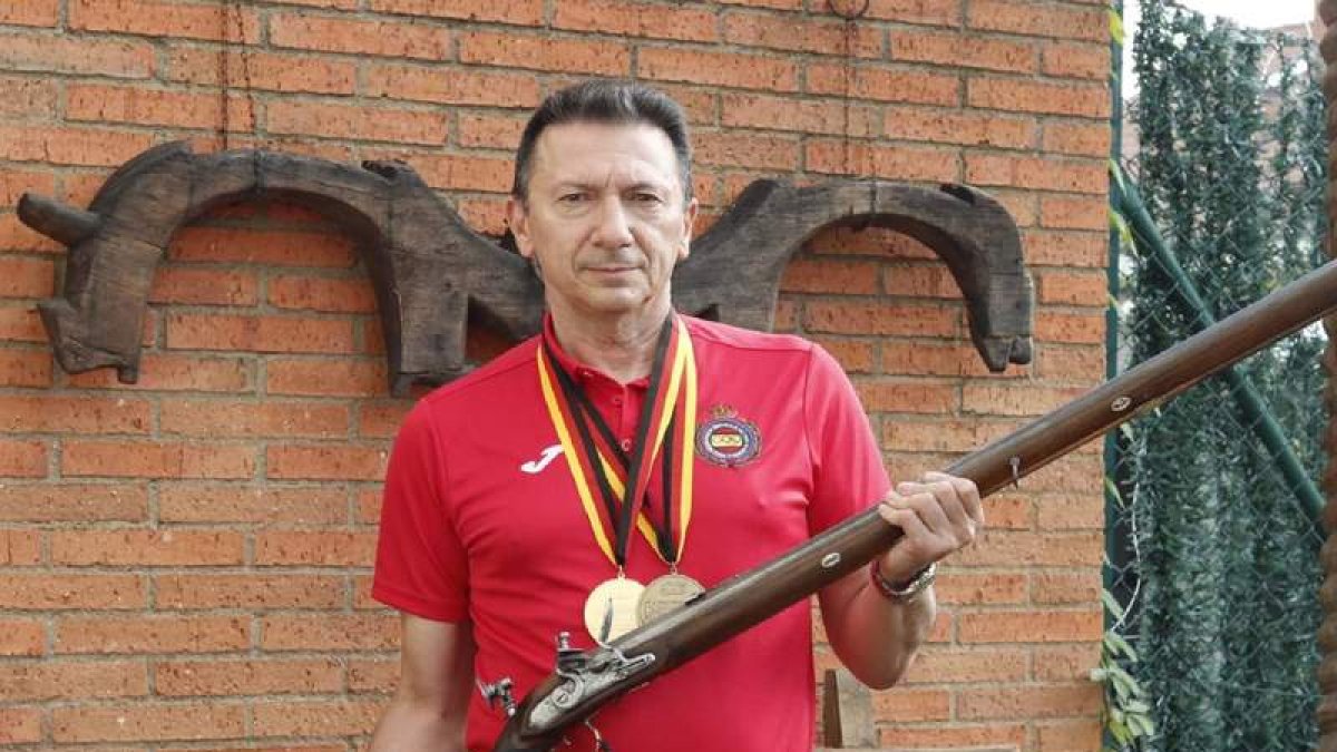 Luis Roberto Villar con el fusil con el que lograba hacerse con el cetro de campeón del mundo en la localidad alemana de Pforzheim. DL