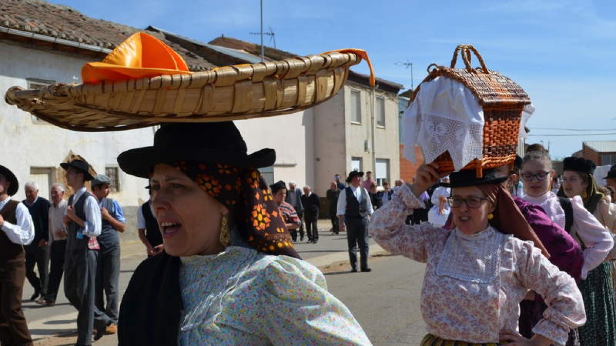 El grupo de danzas de Pobladura durante la procesión del Voto. MEDINA