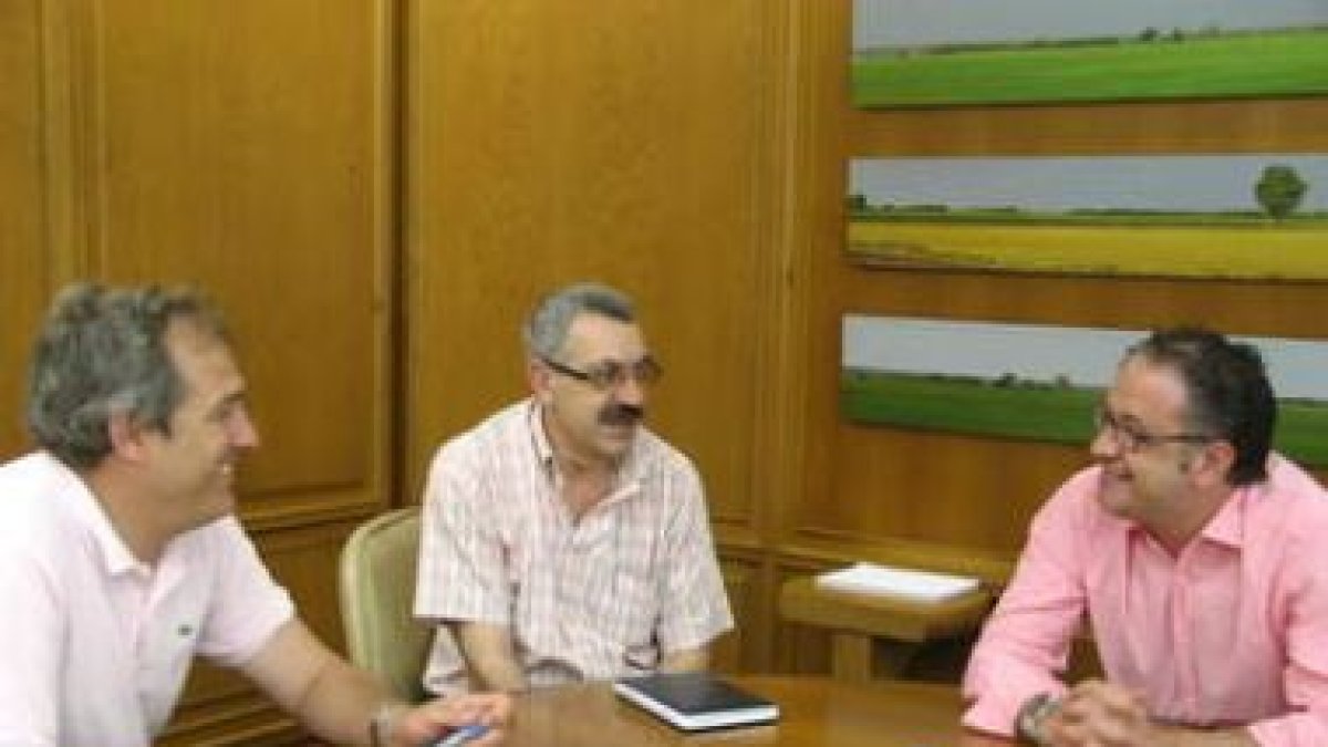 Javier Chamorro, junto a los representantes de Cocahi.