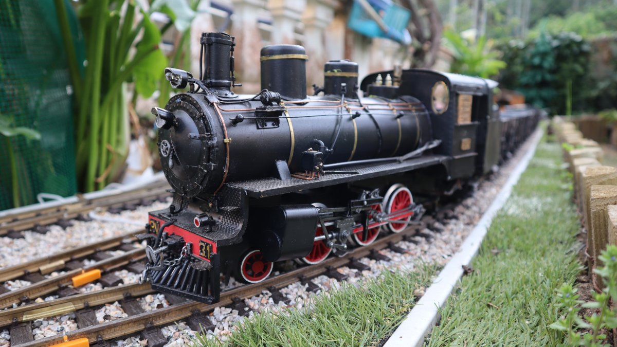 El aficionado al modelismo José Ramón Lechuga ha recreado el ferrocarril Ponferrada-Villablino en una vía de 50 metros que recorre una finca de su propiedad en un pueblo de La Coruña. DANIEL PÉREZ LANUZA