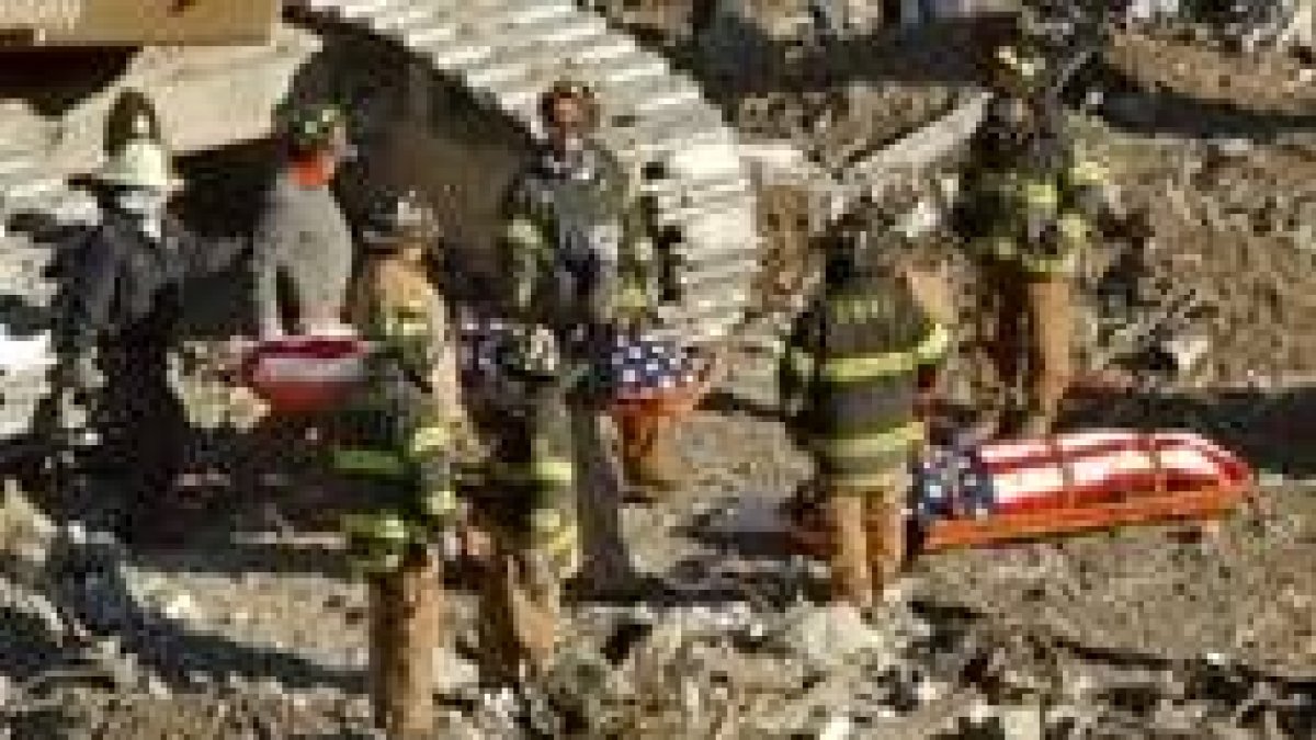 Los bomberos rescataron cadáveres entre los restos de las Torres Gemelas