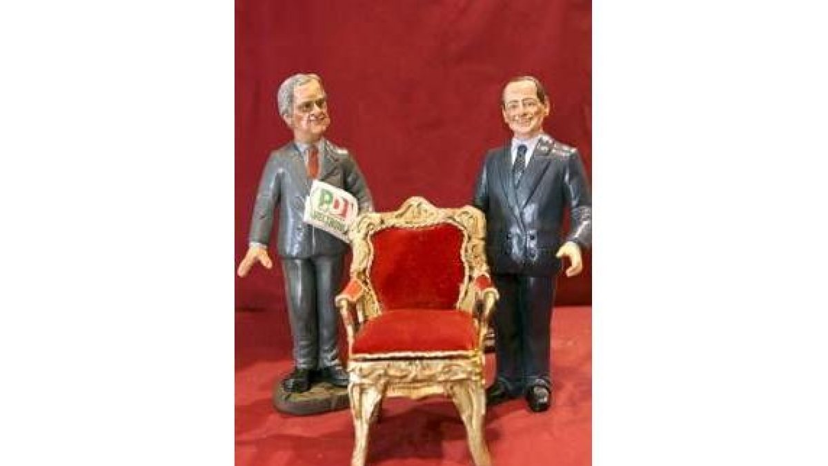 Estatuillas de los candidatos y la silla a la que aspiran