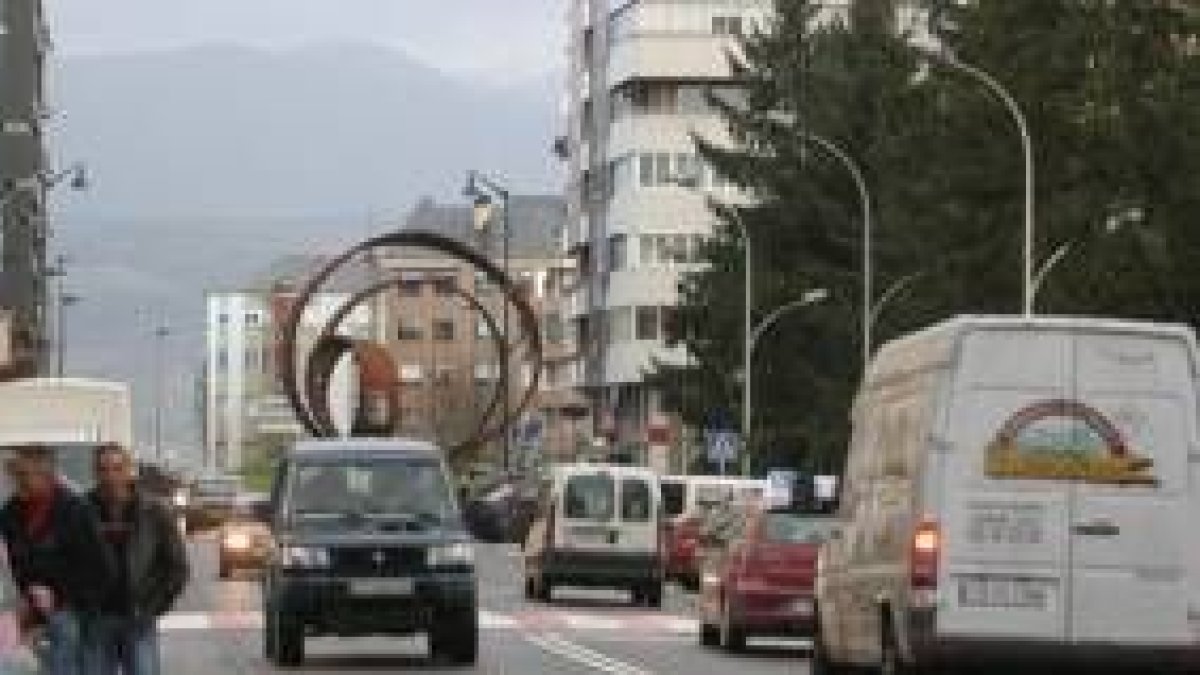 La avenida del Bierzo, con la glorieta del Cine al fondo, ayer tarde