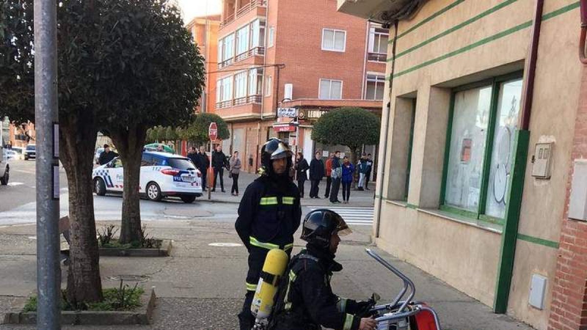 Dos bomberos trabajan en el exterior del inmueble. DL