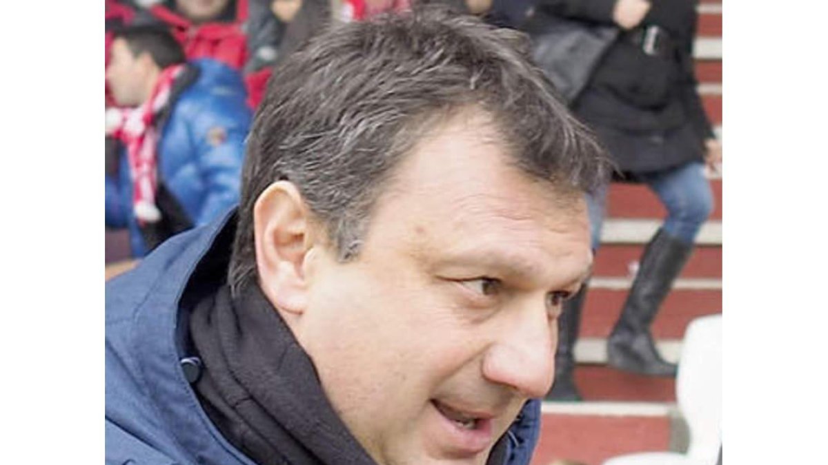 Rueda entró en la segunda mitad para dar más consistencia a la Deportiva en el centro del campo.