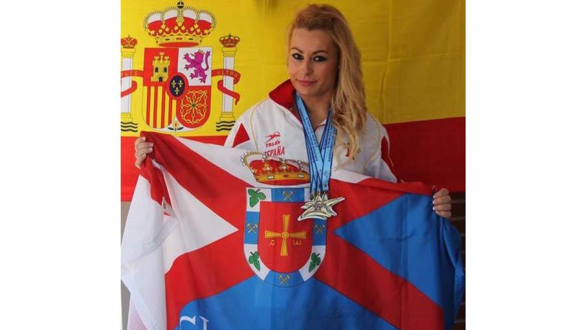 Lidia, ayer con las medallas y las banderas de España y El Bierzo.