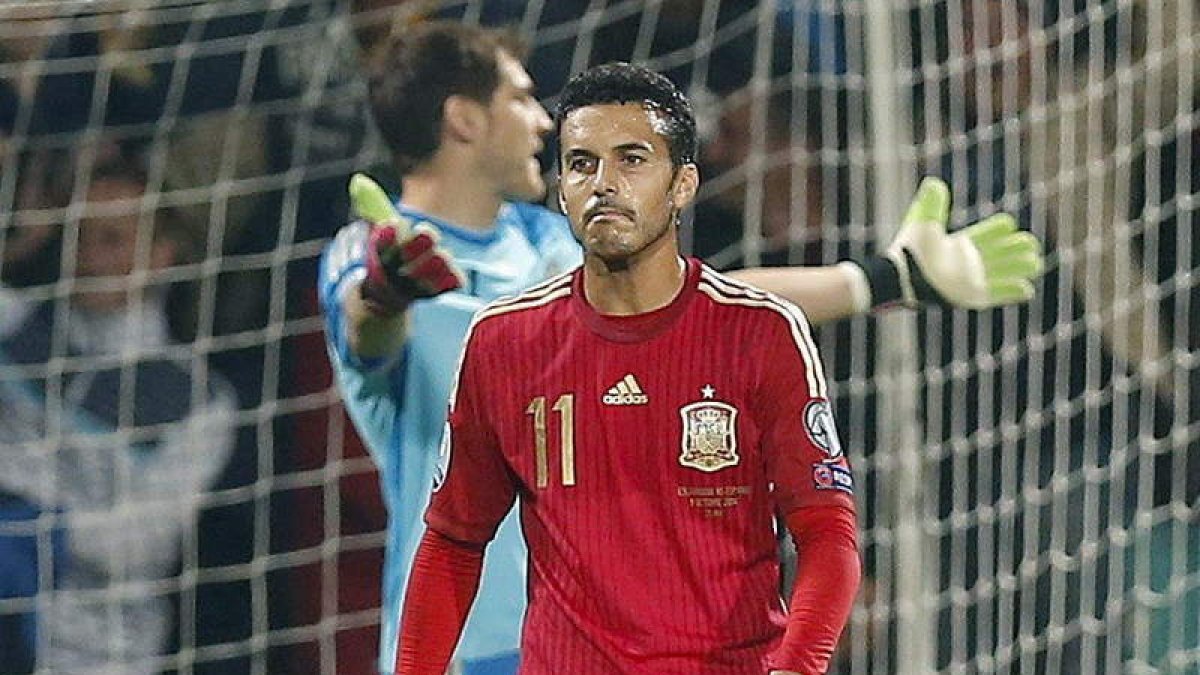 Los gestos de Casillas y de Pedro evidencian otro mal partido de España.