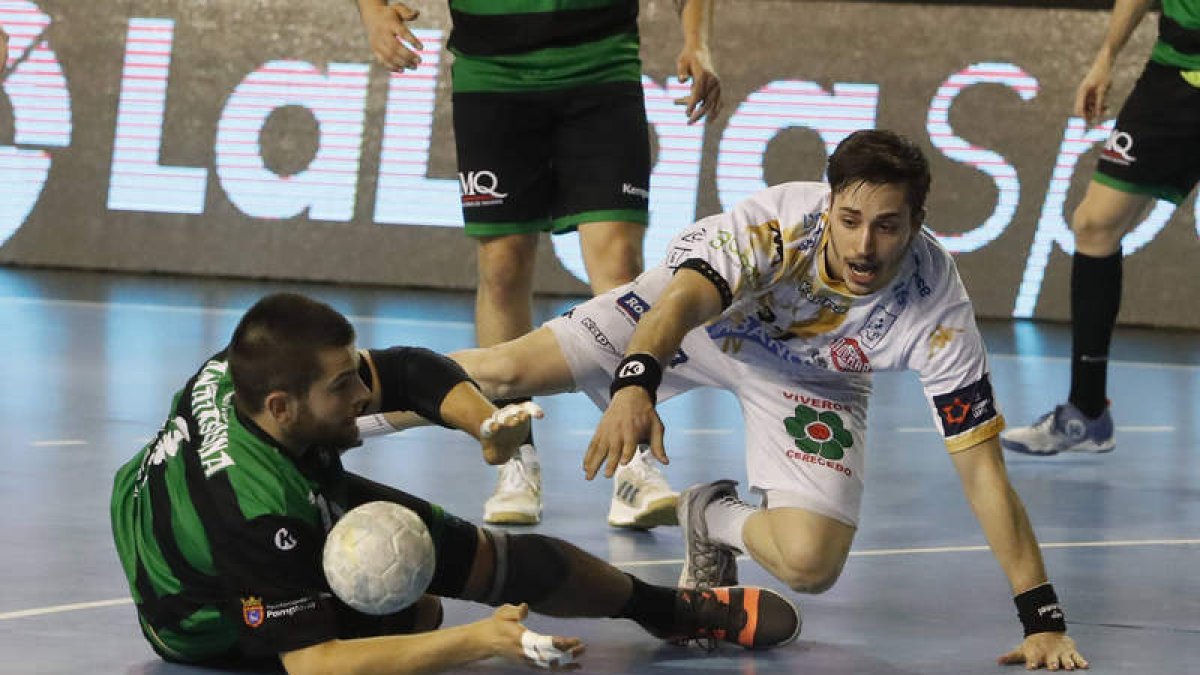 Liapis es uno de los jugadores a los que el Ademar pide un mayor rendimiento. RAMIRO