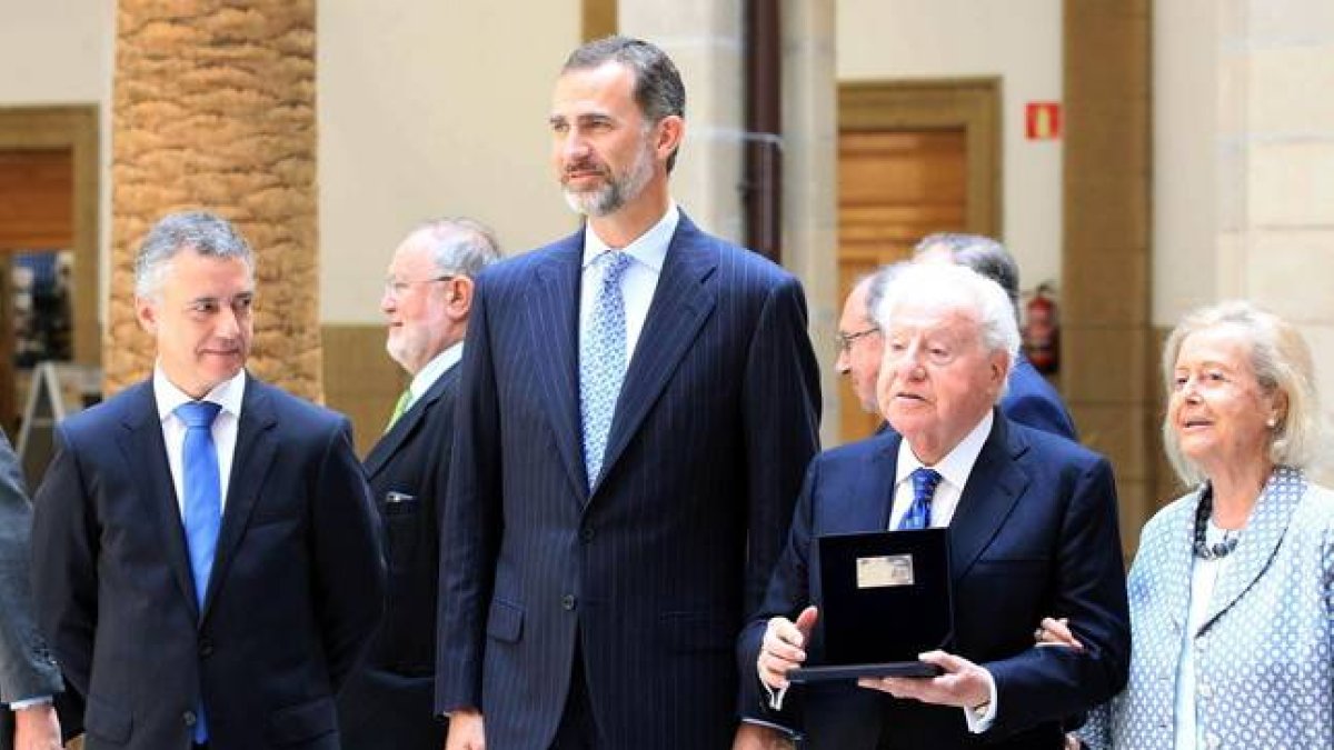 Felipe VI posa junto al lendakari, Iñigo Urkullu (izquierda), y el empresario José Ferrer Sala y su esposa.