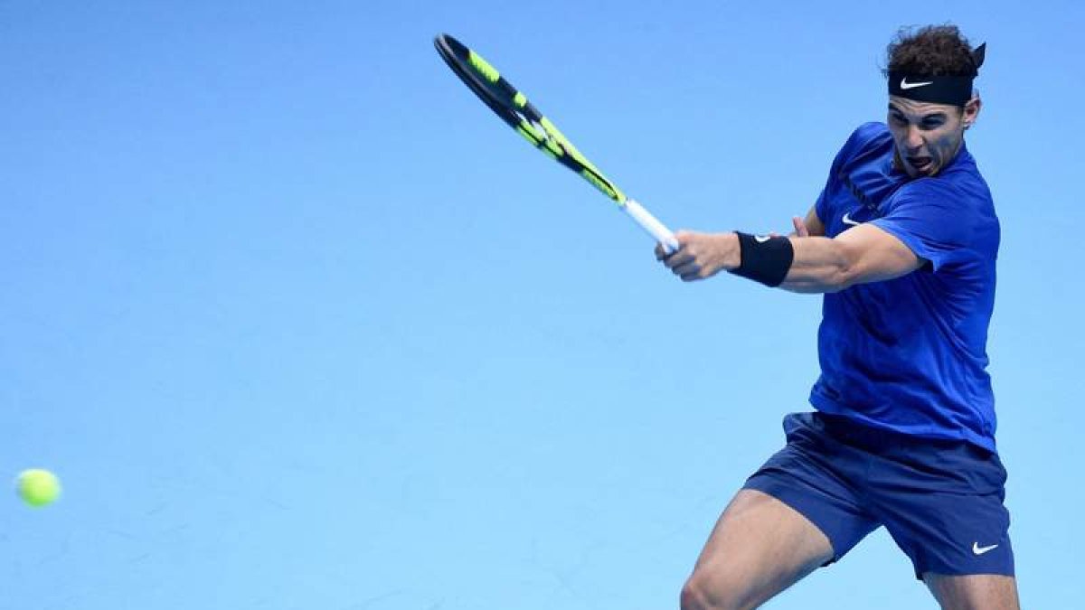 Rafa Nadal golpea la bola en un lance de su partido frente al belga Goffin. ARRIZABALAGA