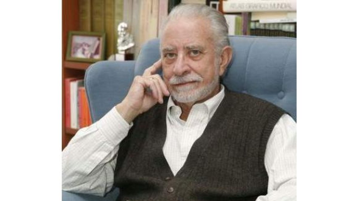 El escritor y académico de la RAE José María Merino.