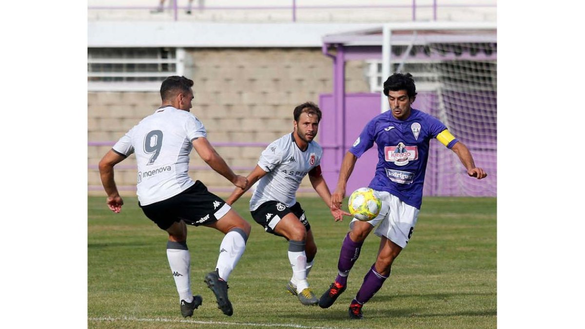 Antonio López, primero por la izquierda, junto a Antonio Martínez y Mateo Cembranos. FERNANDO OTERO.