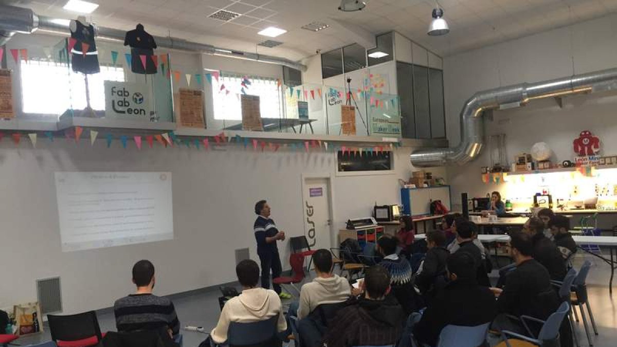 Uno de los talleres de León Blockchain Hub que se desarrollan en el FabLab de León.