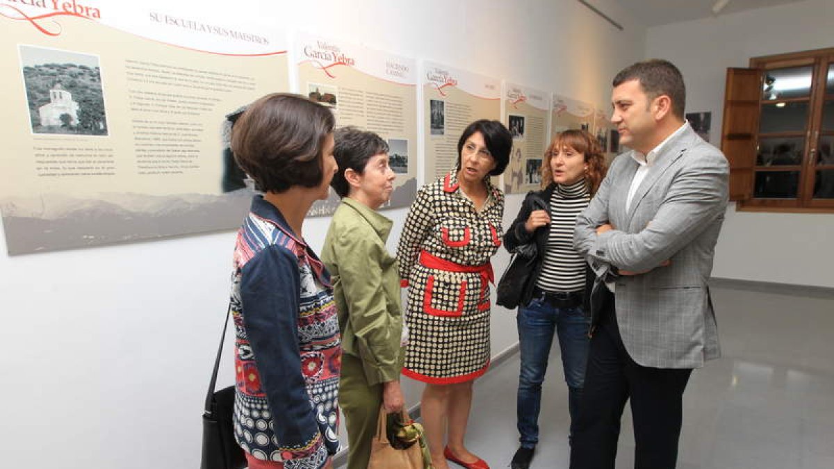Dos hijas de García Yebra, Soledad y Pilar, Mar Palacio, Susana Téllez y Carlos López Riesco.