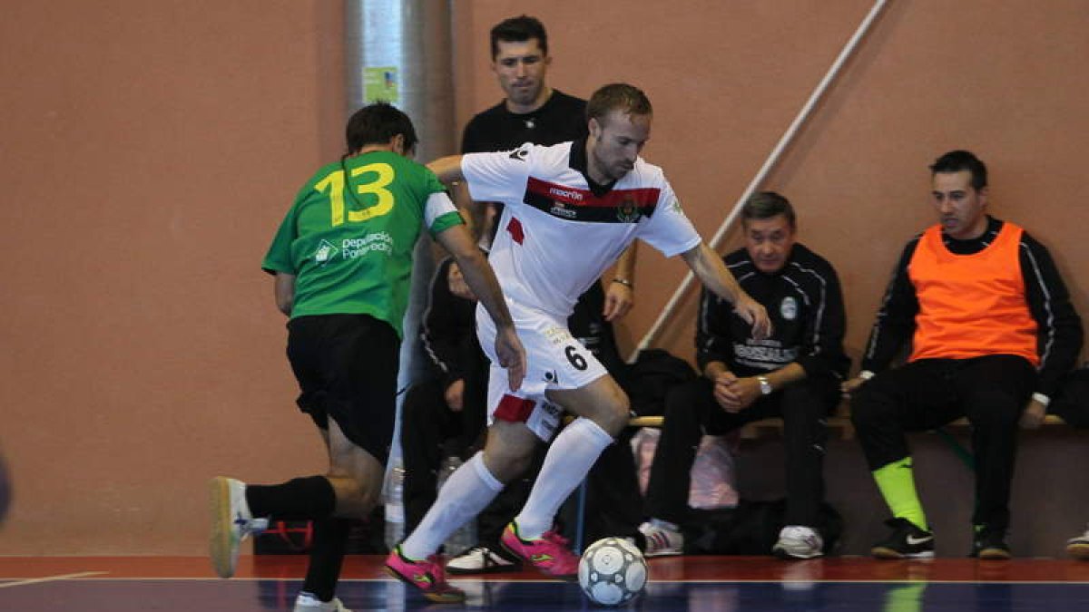 Javi Fernández se lleva el balón tras superar a Perla.