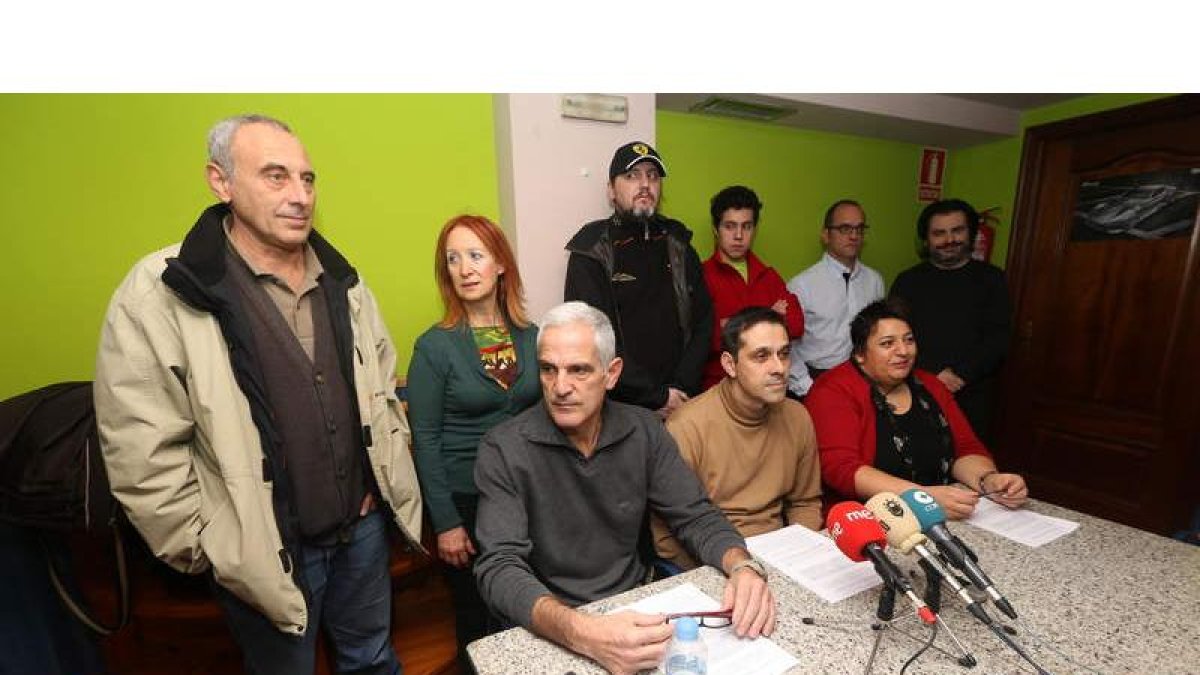 Fernando Díaz, en el centro, sentado, ayer junto a otros miembros de Se Puede.