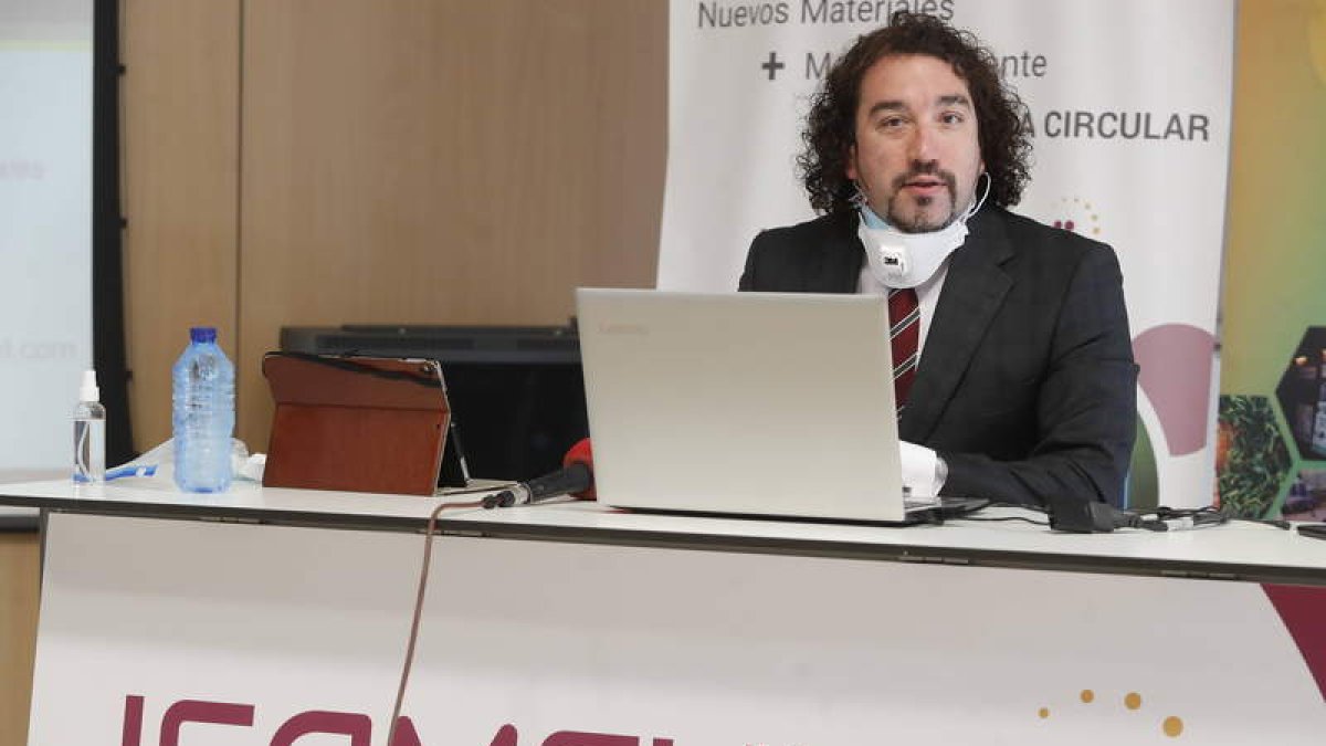 El director general del Icamcyl, Santiago Cuesta, presentó ayer el proyecto en León. RAMIRO