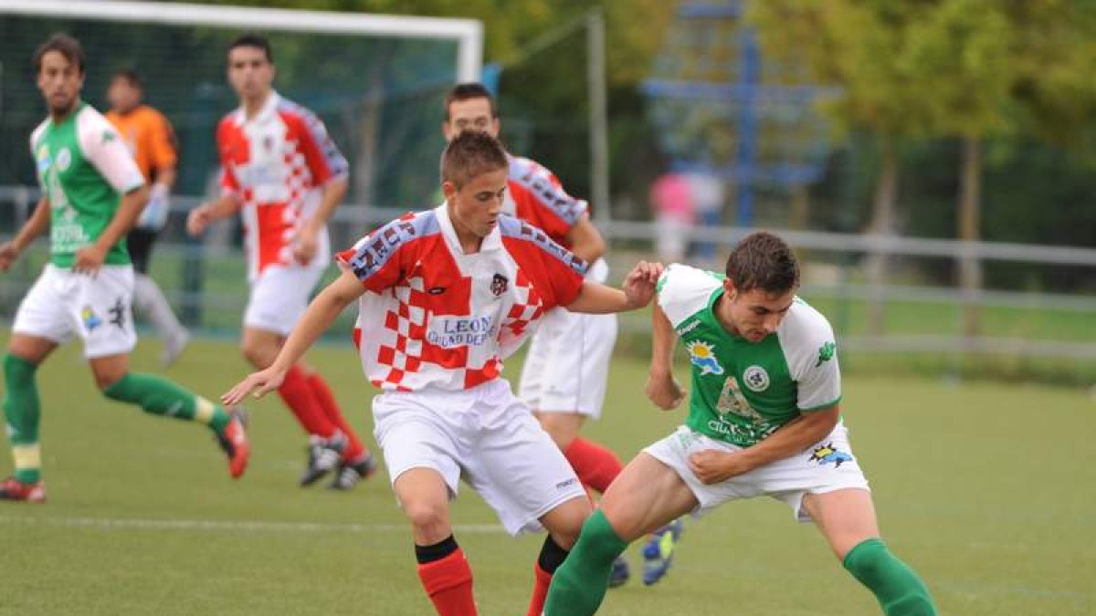Cristian, a la derecha, estará en la zaga maragata.