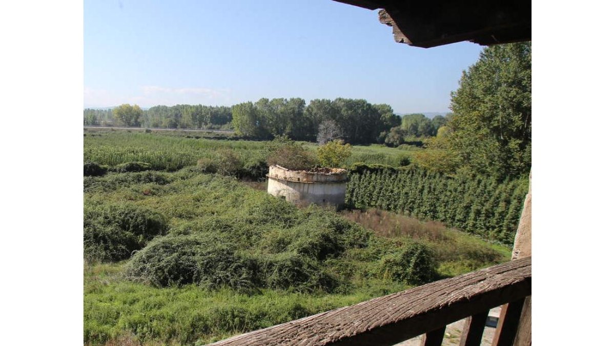 Imagen del palomar a restaurar tomada desde la balconada del monasterio