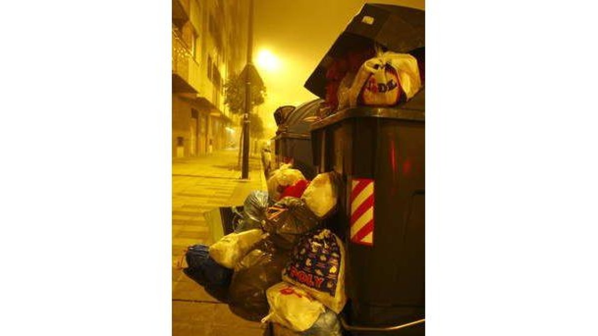 Residuos desbordados de los contenedores en la ciudad.