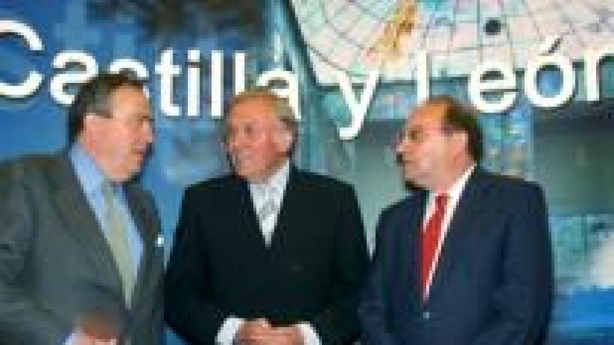 El consejero José Luis González Vallvé, entre los embajadores Javier Elorza y Francisco Villar
