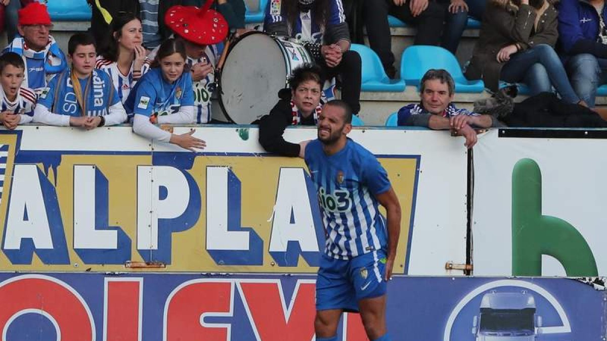 Yuri sufrió un fuerte pinchazo en la parte posterior del muslo rebasado el minuto 75 y se tuvo que marchar lesionado, dejando al equipo con diez. L. DE LA MATA
