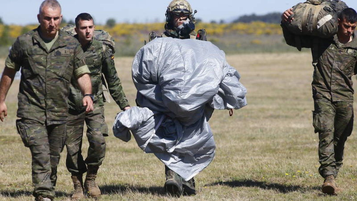 Uno de los paracaidistas se dirige al hangar después de efectuar su salto