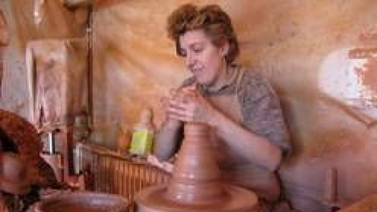 Las manos de las mujeres se llenan de barro ya desde hace años en el modelado de las piezas