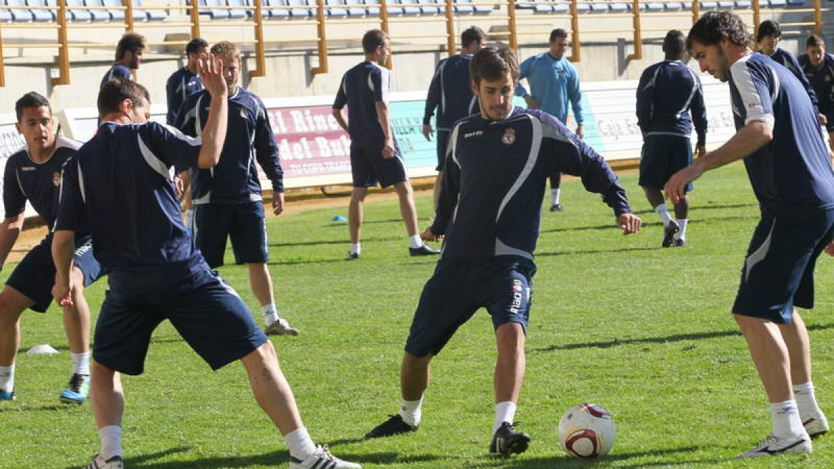 La plantilla de la Cultural piensa en el Racing de Santander B, el primer rival en la fase de ascenso a Segunda División B.