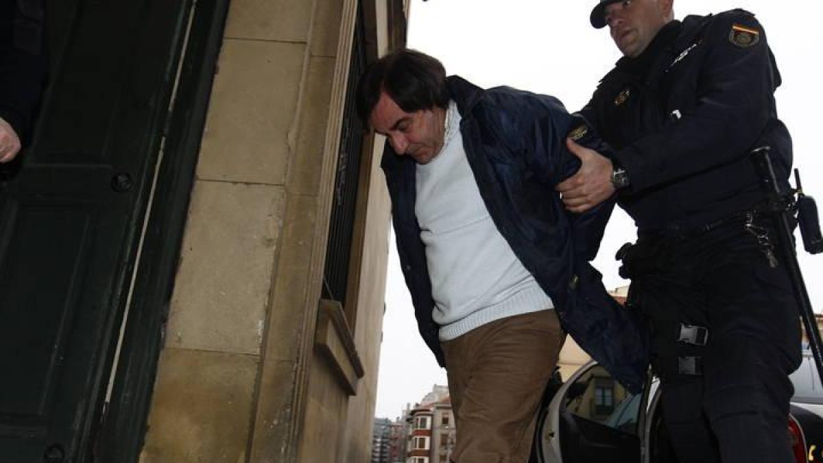 El violador de ancianas, Andrés López a su llegada a la Audiencia Provincial