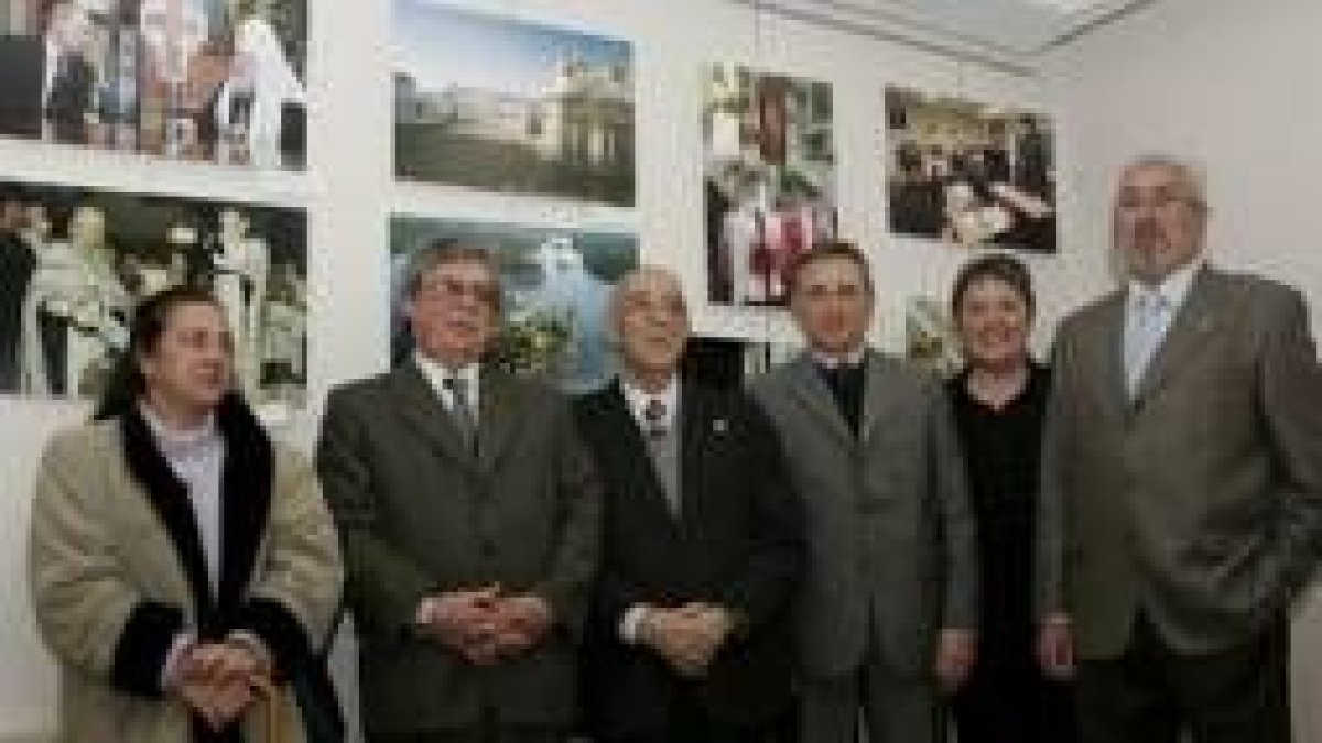 La imagen recoge el acto de inauguración de esta muestra