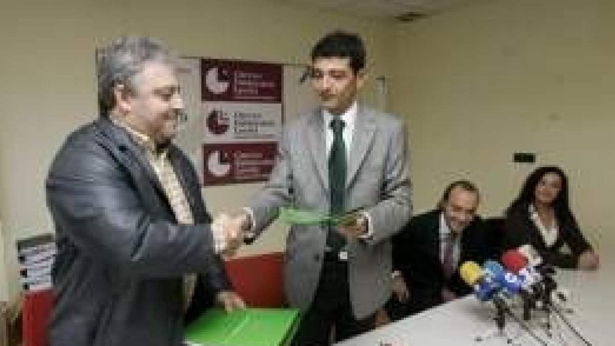El presidente de La Cebra (izda) y el jefe de Recursos Humanos de LM, tras la firma del convenio