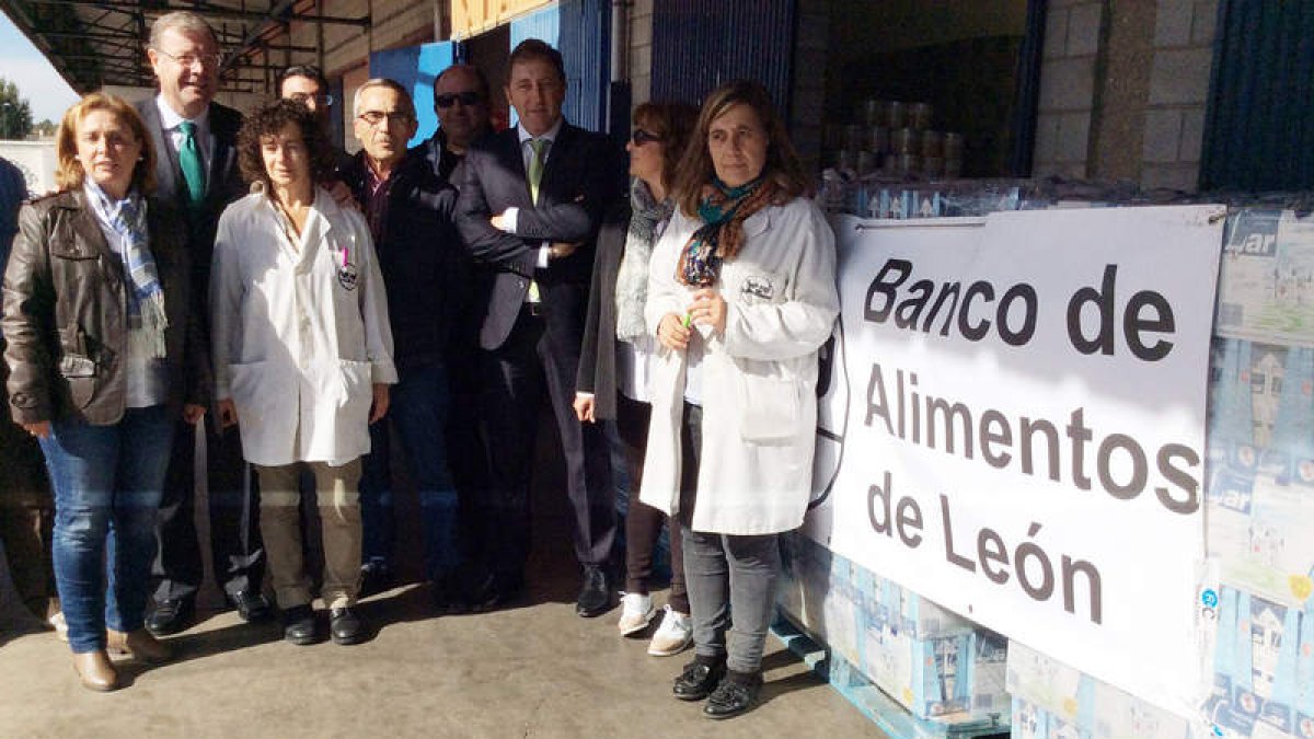Antonio Silván y Tomás Castro, durante la entrega al Banco de Alimentos.