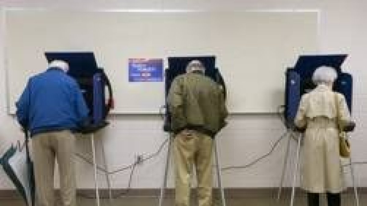 Unos ciudadanos votan en la circunscripción electoral Polo Road de Columbia, Carolina del Sur