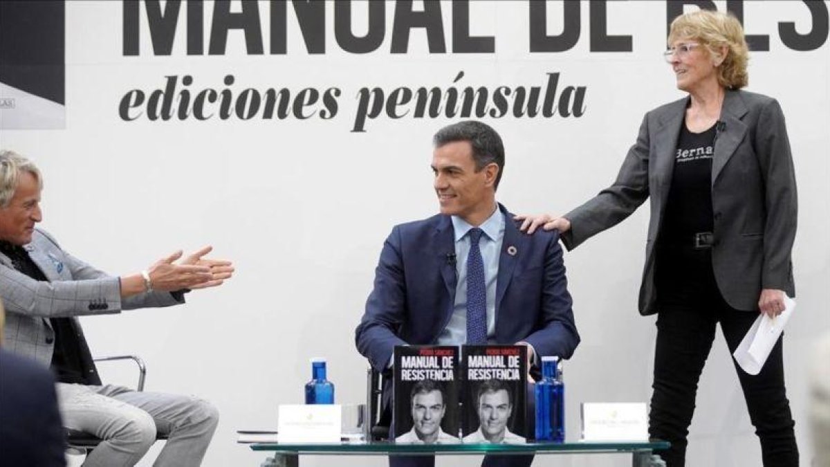 Pedro Sánchez, junto a Jesús Calleja y Mercedes Milà, este jueves durante la presentación de su libro.