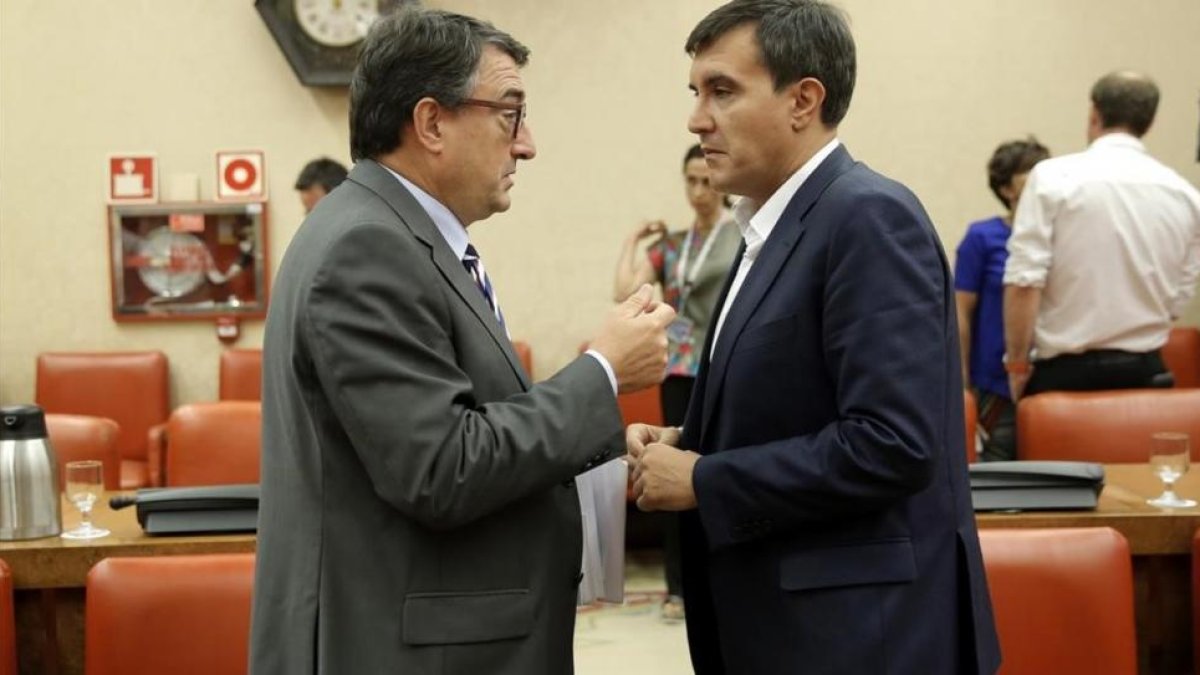 El portavoz del PNV, Aitor Esteban, conversa con el secretario de Estado de Relaciones con las Cortes, José Luis Ayllón