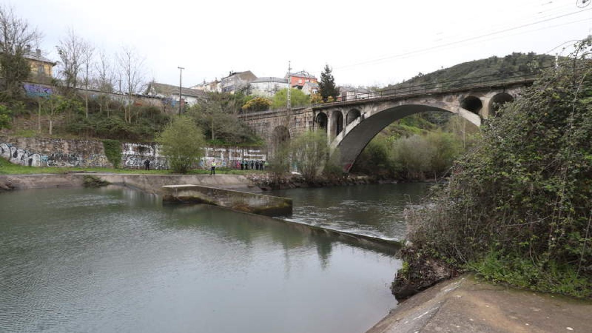 Zona del río Sil en la que perdió la vida el joven rumano al intentar recuperar un balón.