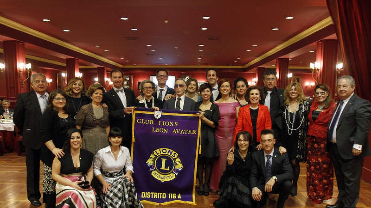 Imagen de familia de integrantes leoneses de Lions Internacional durante la cena celebrada anoche en San Marcos.