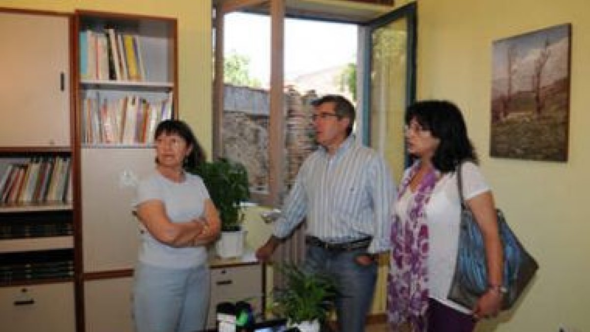 Visita del alcalde y la concejala de Bienestar al centro municipal de La Serna.