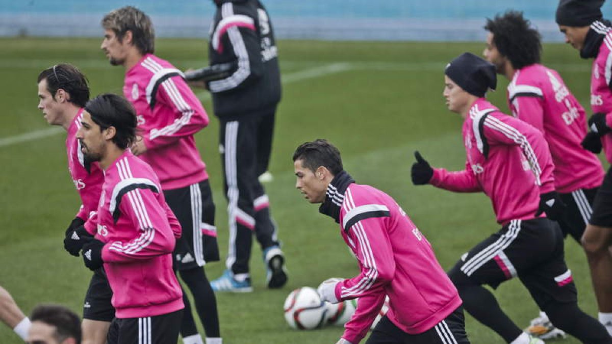Los jugadores del Real Madrid, durante el entrenamiento de ayer para preparar el derbi.