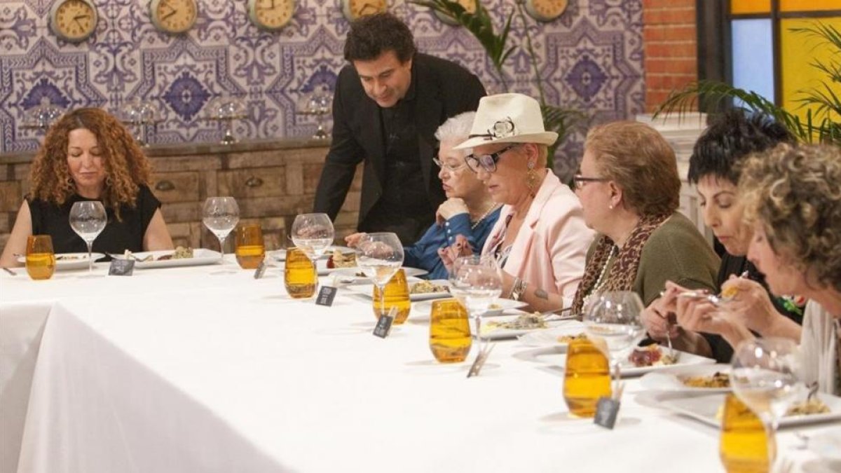 Las madres de los concursantes de 'Masterchef' catan los platos de sus hijos.