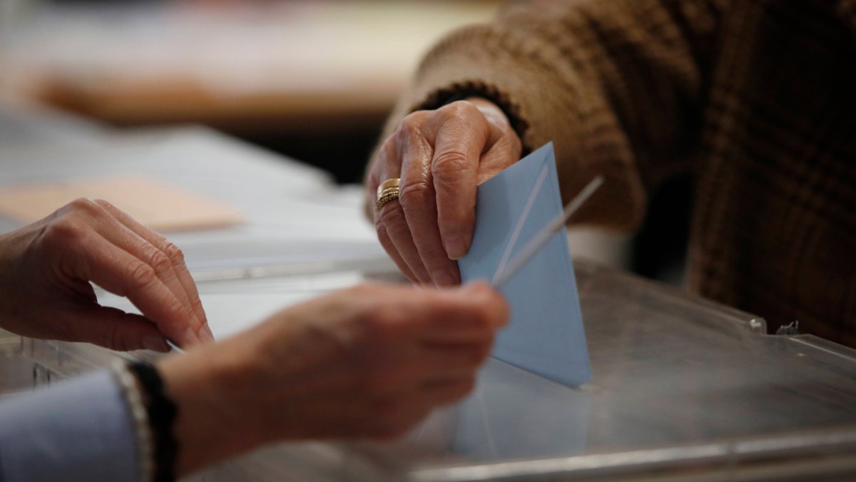 Un votante deposita su papeleta en una convocatoria electoral. JESÚS F. SALVADORES
