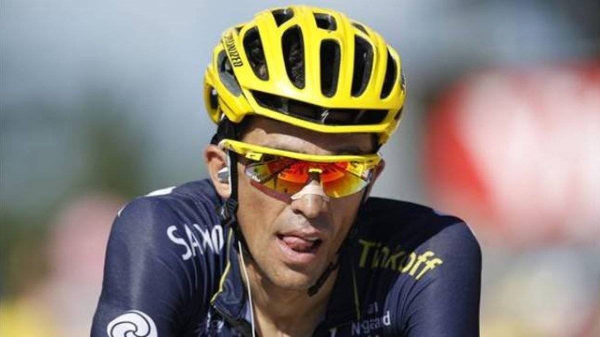 Contador, agotado al cruzar la meta de Semnoz, donde perdió el podio del Tour. YOAN VALAT | EFE