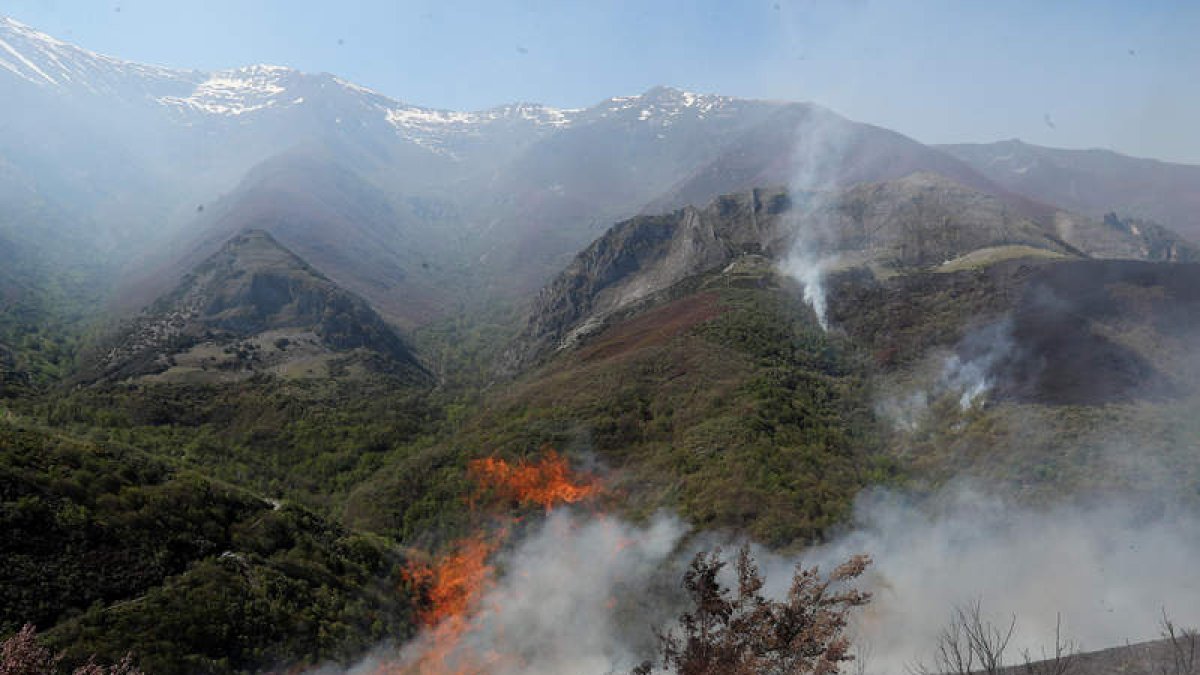 Al fondo a la derecha está la cueva de San Genadio y se ve la humareda en la ladera cercana. ANA F. BARREDO