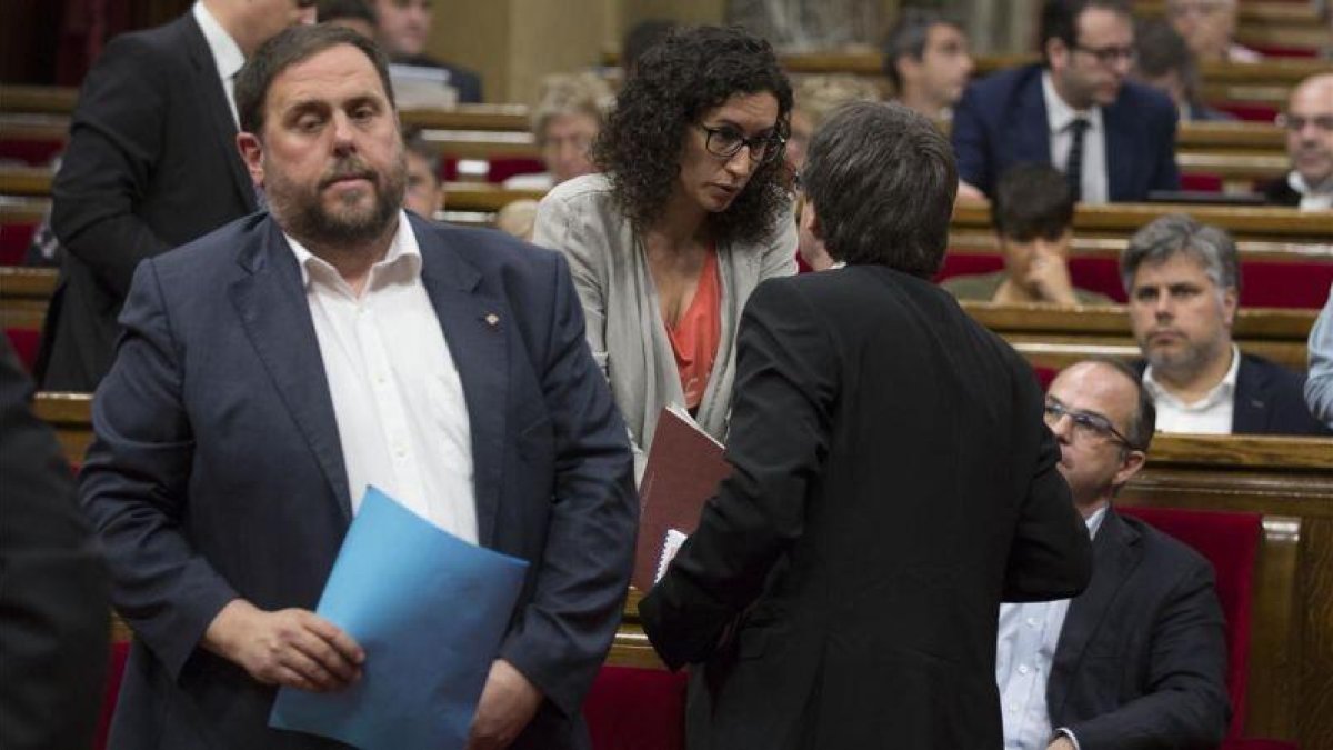 Oriol Junqueras junto a Marta Rovira y Carles Puigdemont durante una sesión de control en el Parlament.