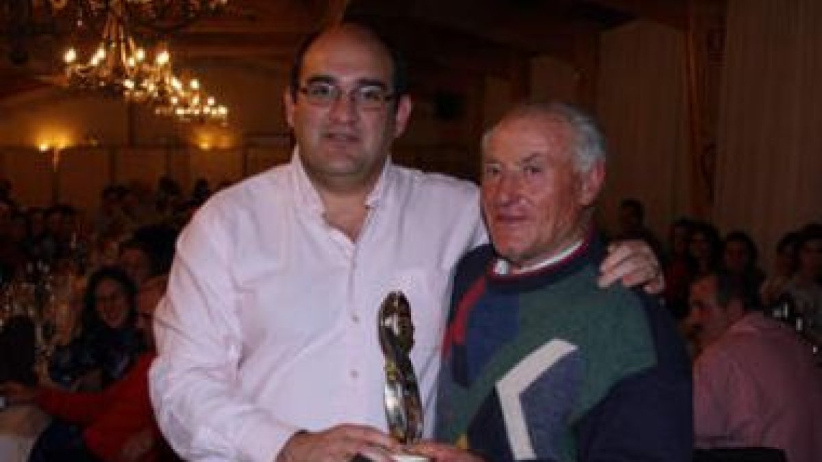 Che Escanciano entrega un trofeo a Felipe León.