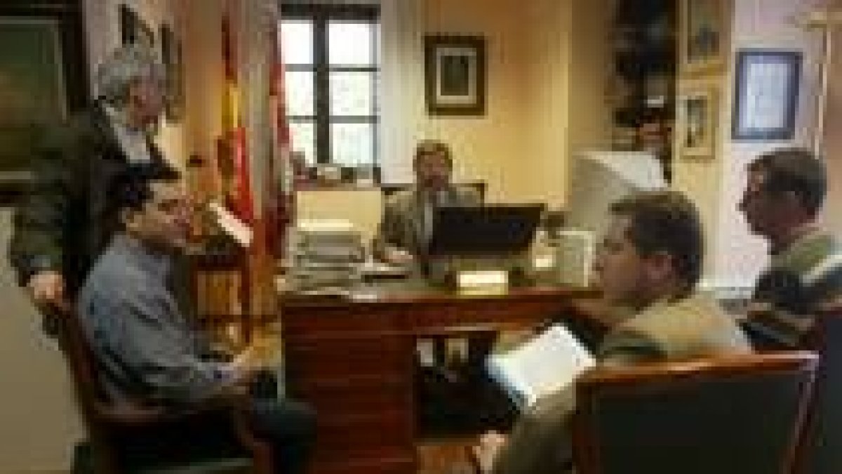 Un momento del encuentro entre la asociación Pro Identidad y el Procurador del Común